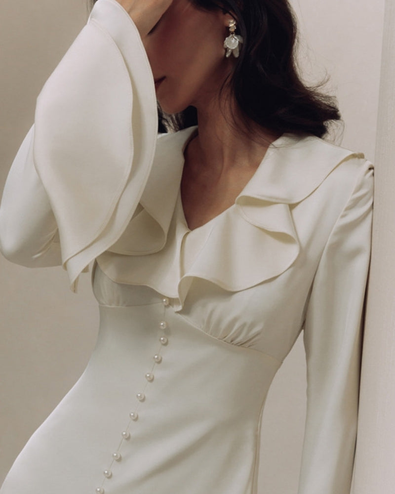 Vestido midi com babados e botões de pérola